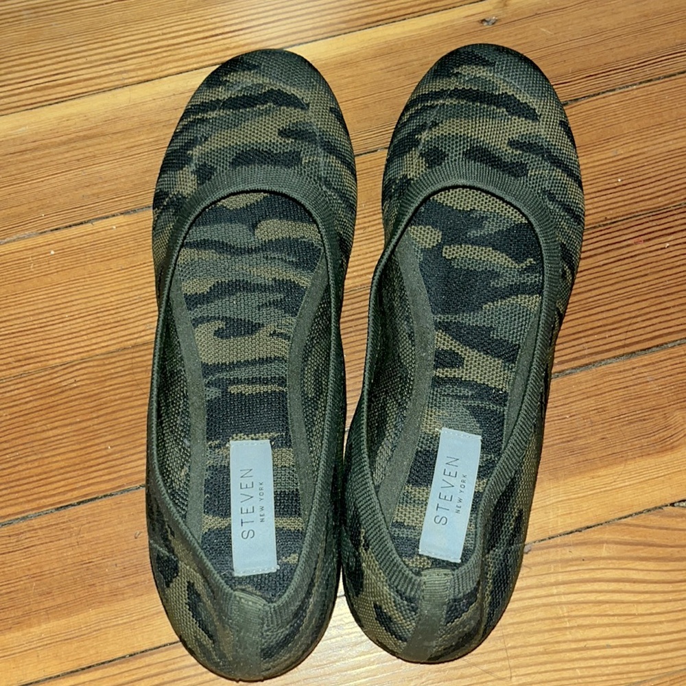 STEVEN New York camouflaged flats